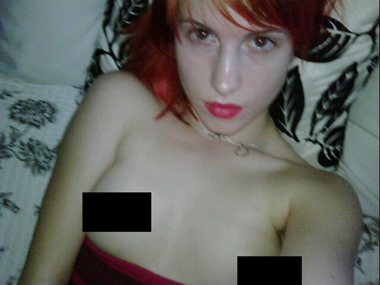 A cantora Hayley Williams faz topless