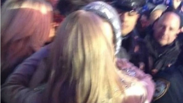 Taylor Swift e Harry Styles se beijam na virada do ano na Times Square