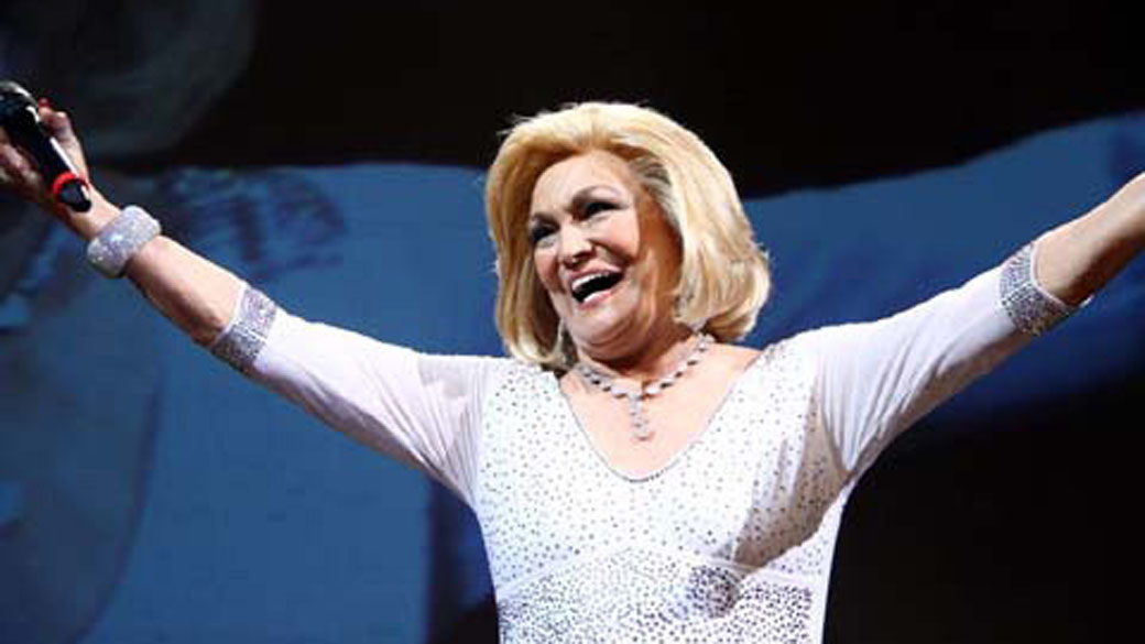 A apresentadora Hebe Camargo recebe homenagem no Prêmio Claudia 2011