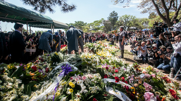 Coroas de flores depositadas no Cemitério Gethsemani em homenagem à apresentadora Hebe Camargo, enterrada neste domingo