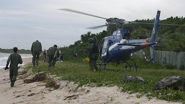 Técnicos do Centro de Investigação e Prevenção de Acidentes Aeronáuticos da cidade de Recife-PE estiveram na tarde deste sábado para apurar os motivos da queda do helicóptero