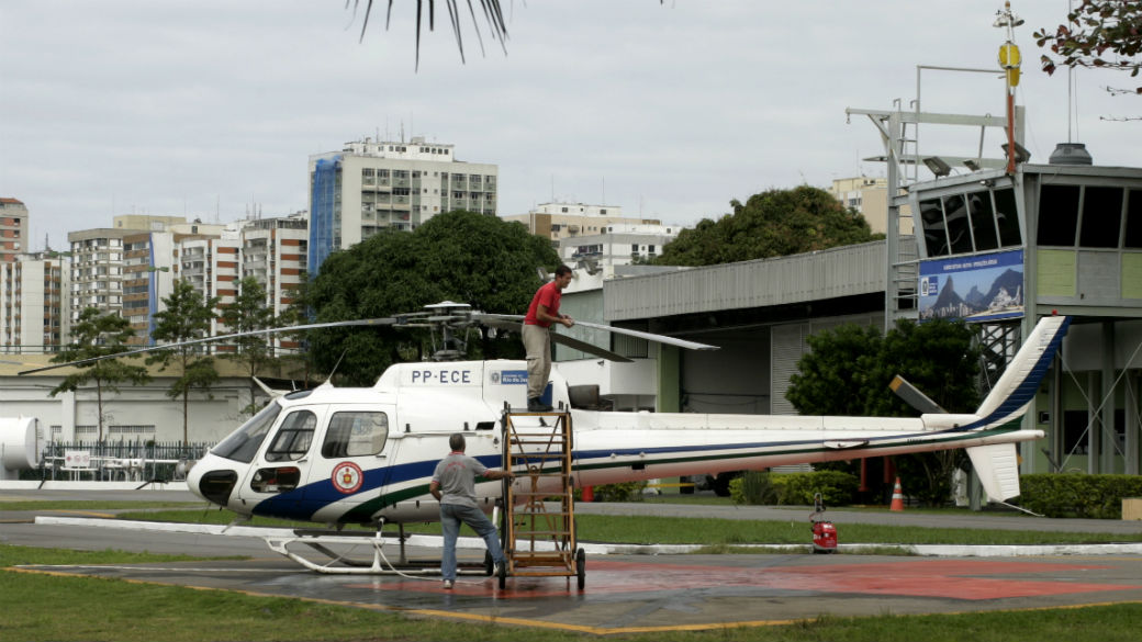 O helicóptero prefixo PP-ECE: usado por políticos, modelo está sendo devolvido para o Corpo de Bombeiros, para uso como unidade de resgate