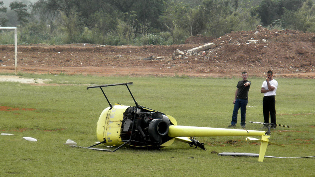 Helicóptero em um terreno ao lado do CT Joaquim Grava, do Corinthians, no Parque Ecológico do Tietê, zona leste de São Paulo
