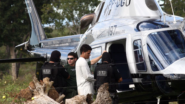 Policiais e o assassino confesso de sete pessoas em Doverlândia embarcam no helicóptero minutos antes da queda da aeronave no município de Piranhas, Goiás