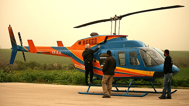 Helicóptero alugado pelo Israel Project em aeroporto de Herzliya, perto de Tel Aviv