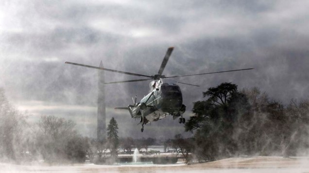 O helicóptero “Marine One” decola no jardim da Casa Branca em Washington, Estados Unidos
