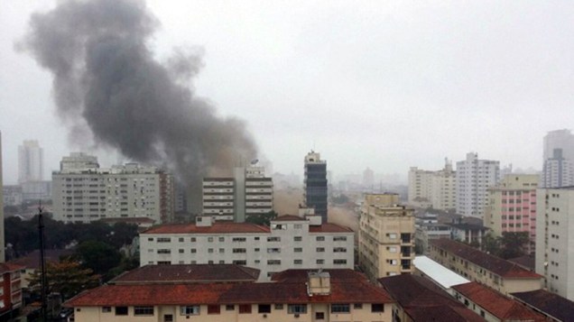 Fumaça tomou conta da região após queda de helicóptero em Santos