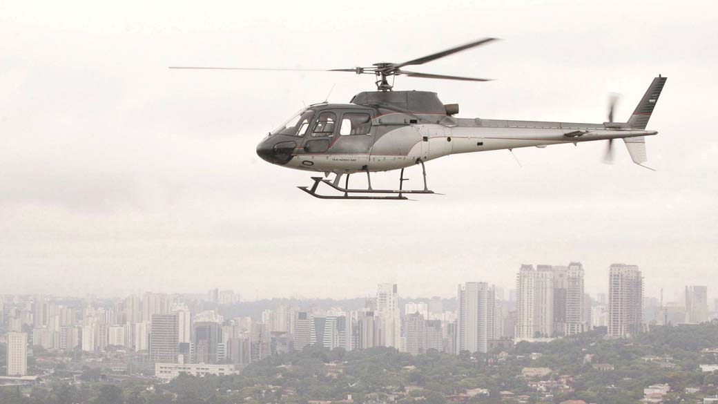 Helicóptero sobrevoa São Paulo
