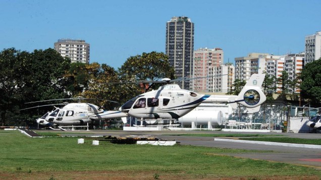 4 de julho - 11h12: Cabral embarca no EC 135, seu helicóptero reserva, avaliado em 8 milhões de reais