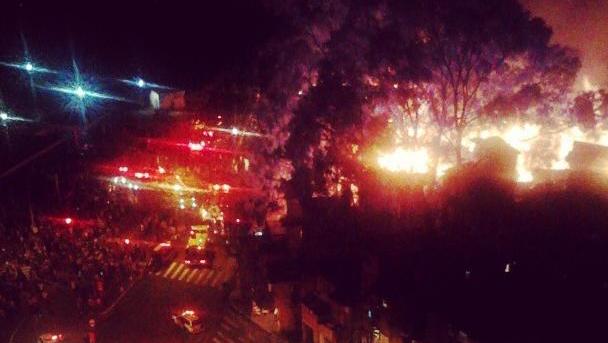 Imagem compartilhada em rede social mostra parte do incêndio que atingiu a favela de Heliópolis, em São Paulo, neste domingo (7)