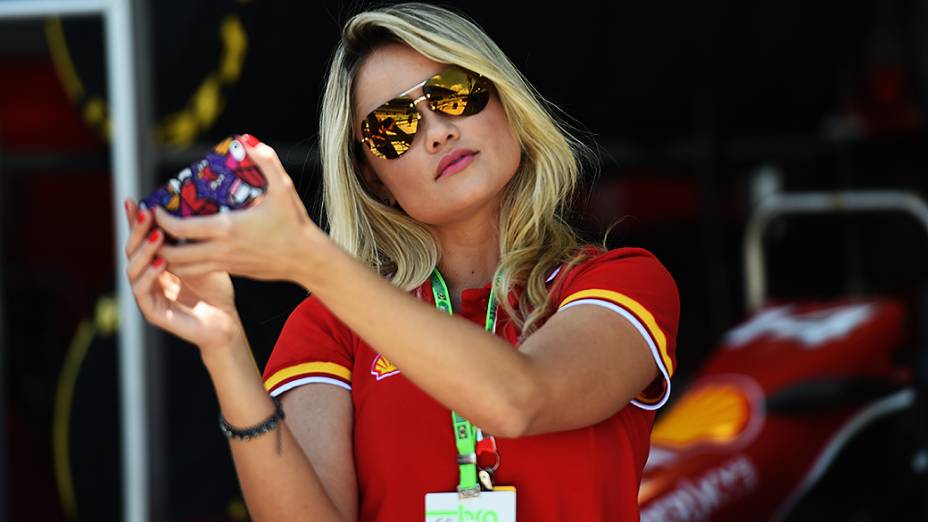 Ellen Roche faz uma selfie nos bastidores do GP Brasil de Fórmula 1, em Interlagos