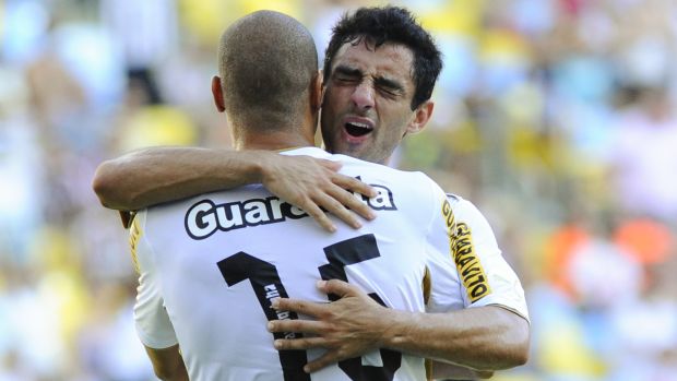 Henrique e Jorge Wagner comemoram um dos gols do Botafogo diante do Fluminense