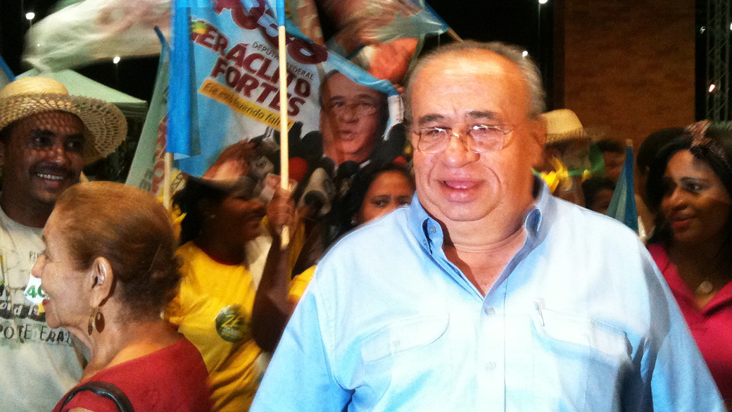 O agora candidato a deputado federal pelo Piauí, Heráclito Fortes (PSB), chega ao comício de Marina Silva