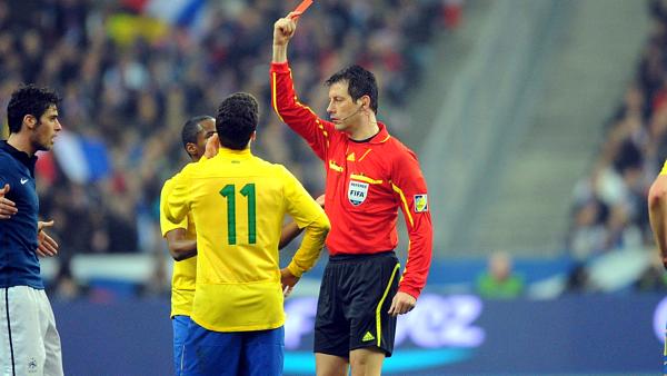Hernanes é expulso no jogo contra a França; o Brasil perdeu por 1 a 0