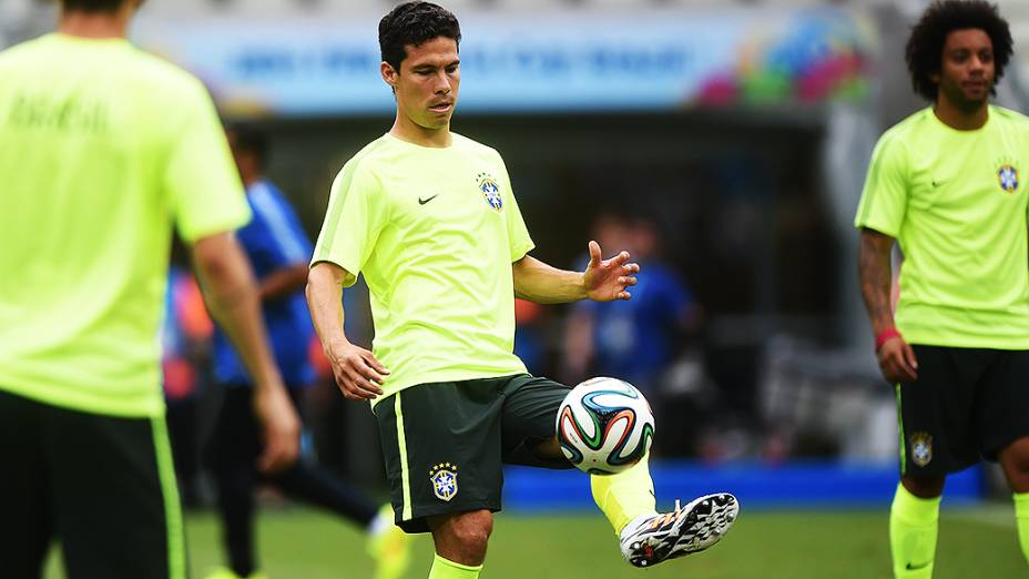 Hernanes durante treino da seleção antes do jogo contra o México no Castelão, em Fortaleza