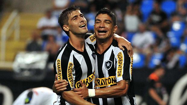Herói da partida, Fellype Gabriel (à esq.) comemora um de seus três gols com Renato
