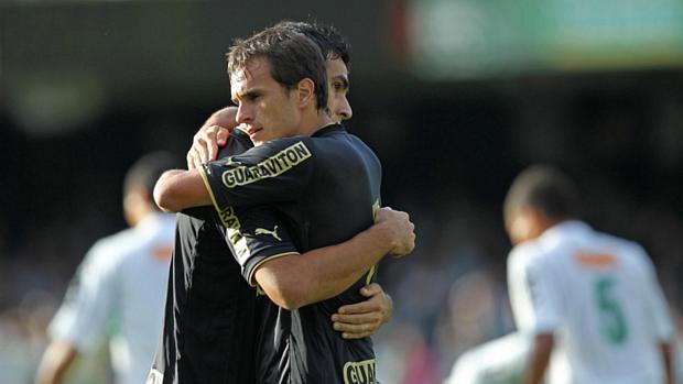 Herói da partida, Lucas comemora o primeiro gol com o argentino Herrera