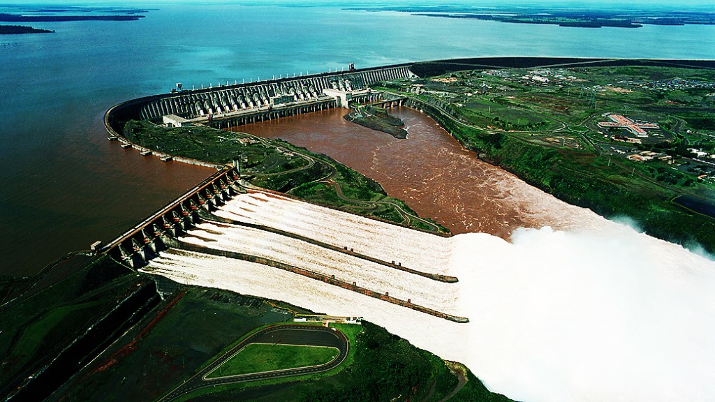 Usina Hidrelétrica de Itaipu. Esperança é que chuvas do final de novembro e de dezembro consigam recompor os lagos das hidrelétricas.