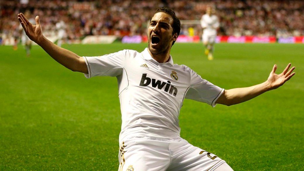 Higuaín fez o primeiro gol na vitória do Real Madrid