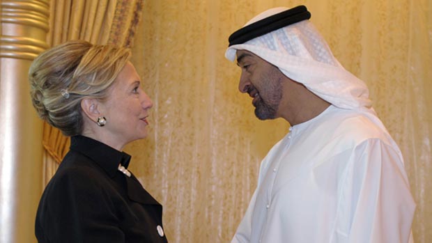 Hillary Clinton cumprimenta o sheik Mohammed bin Zayed Al Nahyan em sua chegada a Abu Dhabi