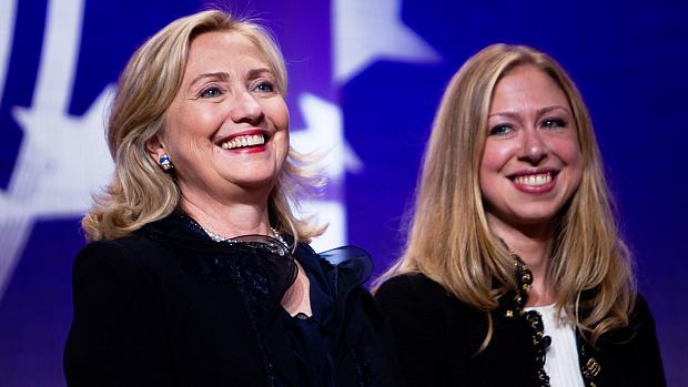 Chelsea ao lado da mãe, Hillary Clinton