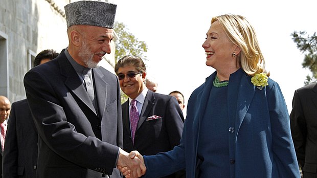 Hillary Clinton desembarcou em Cabul para uma visita surpresa e se reuniu com o presidente afegão, Hamid Karzai