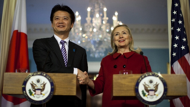 O ministro japonês das Relações Exteriores, Koichiro Gemba, ao lado de Hillary Clinton