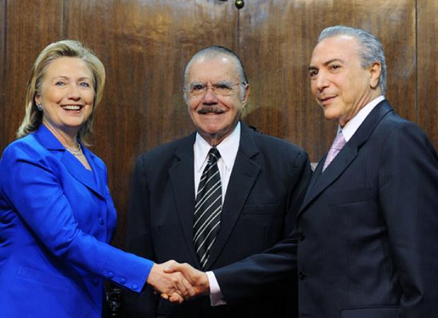 Hillary Clinton cumprimenta Michel Temer ao lado de Sarney