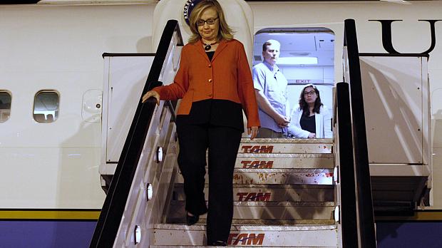 Hillary Clinton desembarca em Brasília na manhã desta segunda-feira