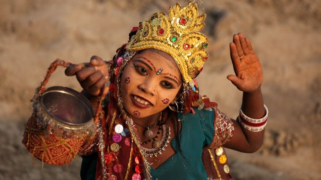 Criança pede dinheiro para o Khumba Mela, o principal festival do hinduísmo que acontece em 2013