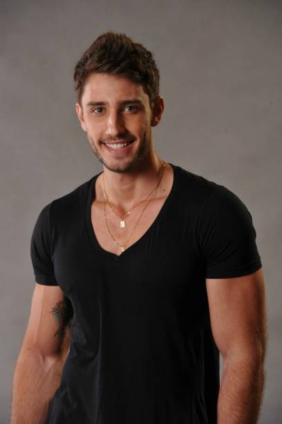 Rafael, 23 anos, é de Goiânia. Trabalha como modelo e diz que é "impulsivo"