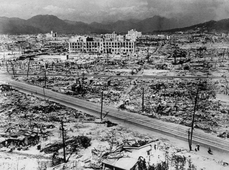Hiroshima em foto de 1945. A explosão atingiu um raio de 2000 metros do marco zero da bomba, destruindo completamente uma área de oito quilômetros quadrados