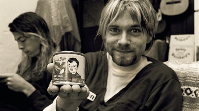 Mantendo a discrição atrás de Kurt Cobain na casa de Krist Novoselic, em Tacoma, Washington, 23 de setembro de 1990