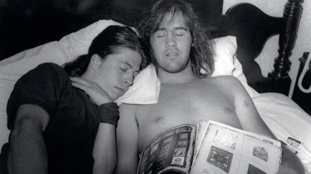 Grohl e Krist Novoselic fazem um intervalo do “tornado de insanidade” do Nirvana, em 1992