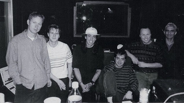 No Robert Lang Studios, em Shoreline, Seattle, 26 de janeiro de 1996. Da esquerda para a direita: Nate Mendel, William Goldsmith, Dave Grohl, Barrett Jones, Robert Lang e Pat Smear