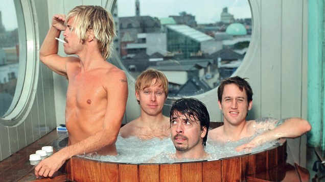 Pele e ossos: Foo Fighters na banheira de água quente do Clarence Hotel, de propriedade do U2, Dublin, julho de 2002