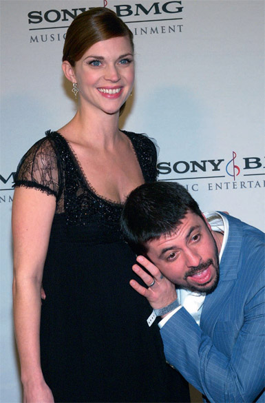 Com a esposa Jordyn na festa pós-Grammy Awards de 2006, no Roosevelt Hotel, em Los Angeles