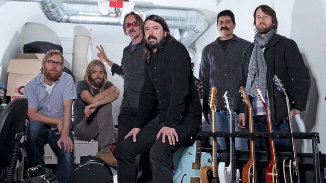O Foo Fighters com o produtor do álbum Wasting Light, Butch Vig, na garagem de Dave Grohl, em Encino, Califórnia, 17 de novembro de 2010