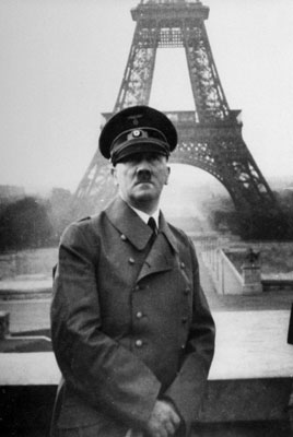 O ditador nazista Adolf Hitler posa diante da torre Eifel, em junho de 1940, logo após a ocupação da capital francesa