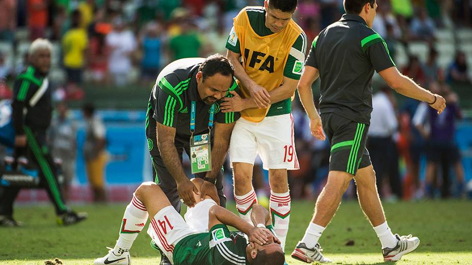 Jogadores do México lamentam derrota para a Holanda no Castelão, em Fortaleza