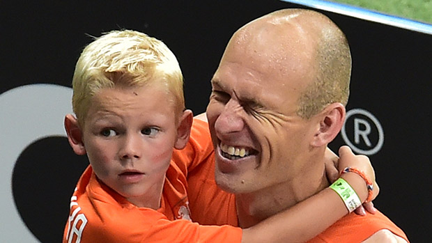 Arjen Robben com seu filho após partida contra a Costa Rica, em Salvador