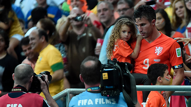 Robin van Persie com sua filha após partida contra a Costa Rica