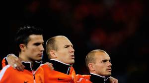 Os astros da equipe holandesa: Robin Van Persie, Arjen Robben e Wesley Sneijder antes do jogo contra o Uruguai