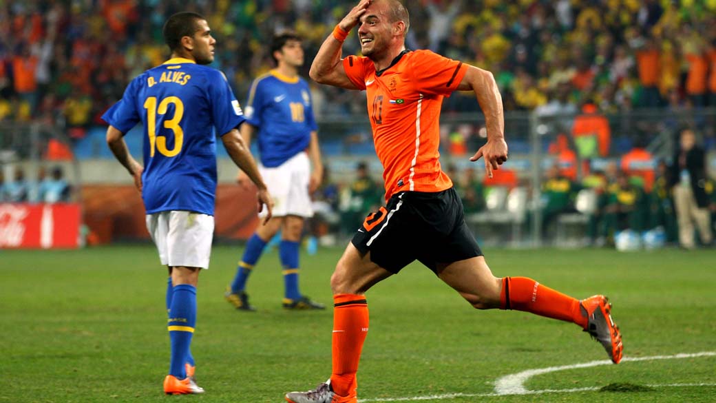O meia Wesley Sneijder comemora ao marcar um gol de cabeça contra o Brasil nas quartas de final. A Holanda, que perdia no primeiro tempo por 1 a 0, marcou dois gols no segundo tempo e conseguiu a classificação