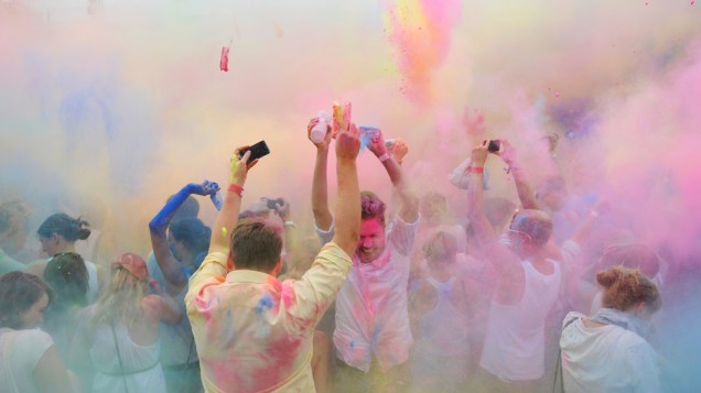 Participantes jogam pó colorido para o alto no festival Holi, em Berlim (Alemanha); o festival Holi original, também conhecido como festival das cores, é celebrado na Índia e em outros países hindus