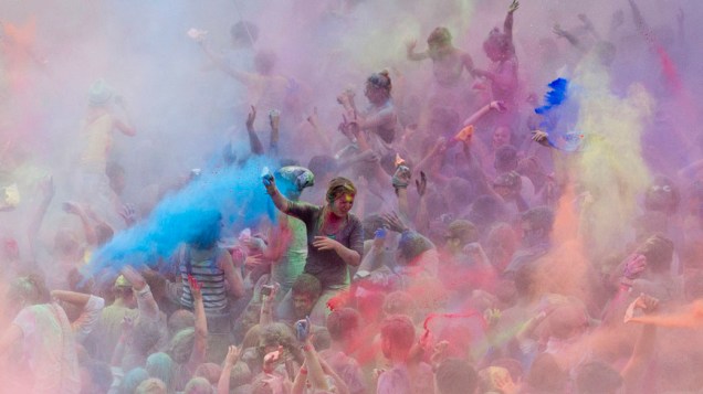 Participantes jogam pó colorido para o alto no festival Holi, em Berlim (Alemanha); o festival Holi original, também conhecido como festival das cores, é celebrado na Índia e em outros países hindus