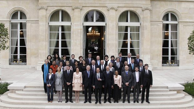 Hollande e sua equipe governamental na frente do Palácio do Eliseu, em Paris