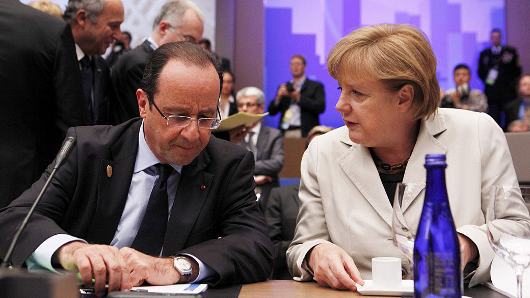 Presidente francês, François Hollande ao lado da chanceler alemã Angela Merkel durante a Conferência da OTAN em Chicago