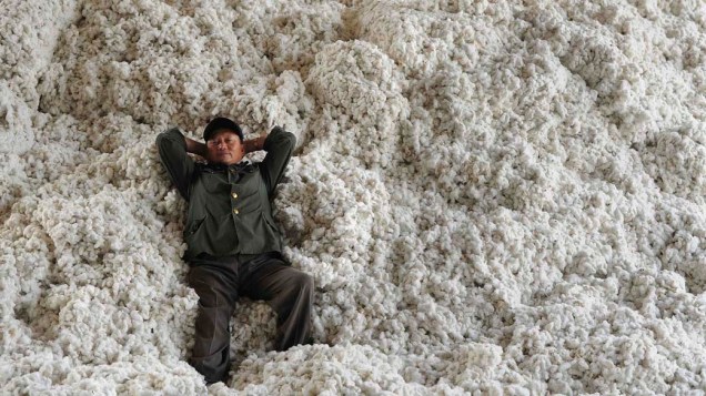 Trabalhador deita em algodão em estação de compra de algodão na cidade de Wuhu, na China