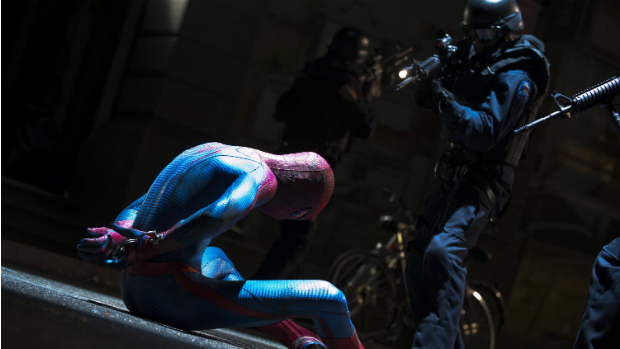 O Homem-Aranha na mira de fuzis: cenas do novo trailer de 'O Espetacular Homem-Aranha'